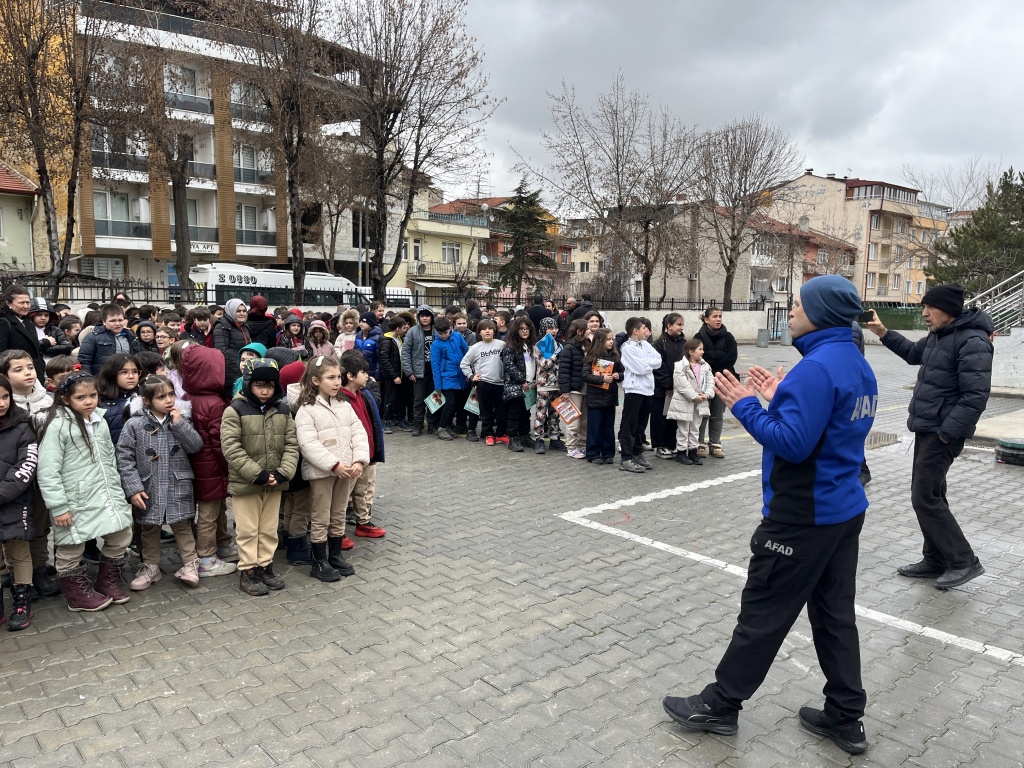 Cumhuriyet İlkokulunda Okul Afet Farkındalık Eğitimi ve Tatbikat